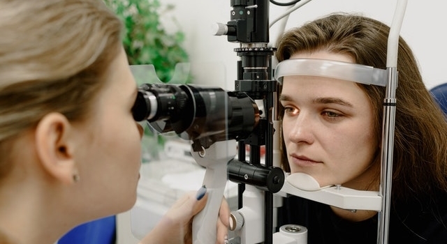 girl at an eye exam 640